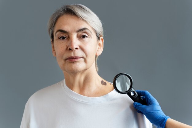 Vue de face femme âgée avec mélanome