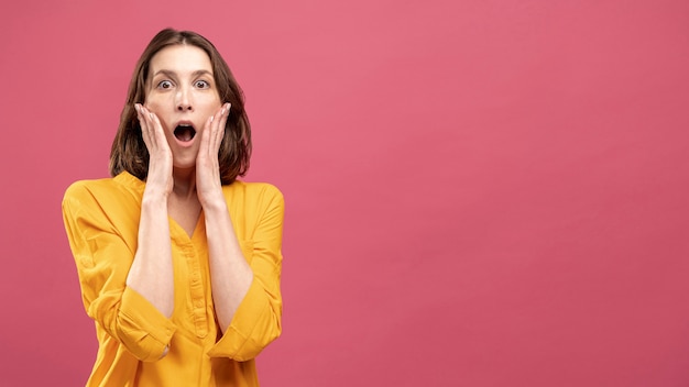 Vue de face d'une femme agissant surprise