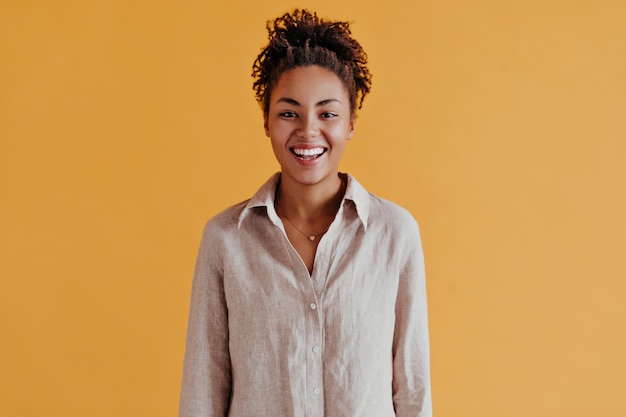 Vue de face d'une femme agréable en chemise