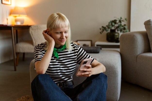 Photo gratuite vue de face femme albinos tenant un smartphone