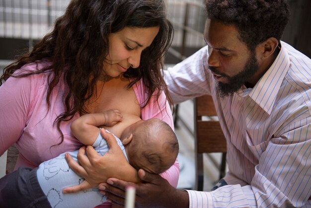 Vue de face femme allaitant bébé