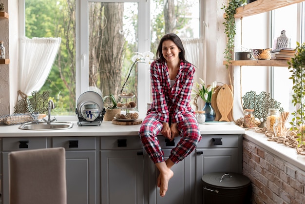 Vue de face femme appréciant le matin en pyjama