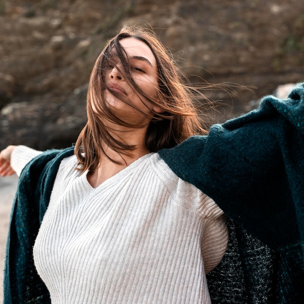 Vue de face de la femme appréciant son temps à la plage