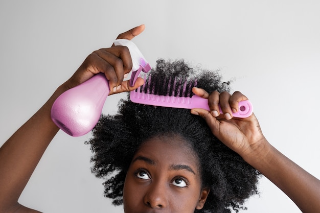 Vue de face femme arrangeant les cheveux