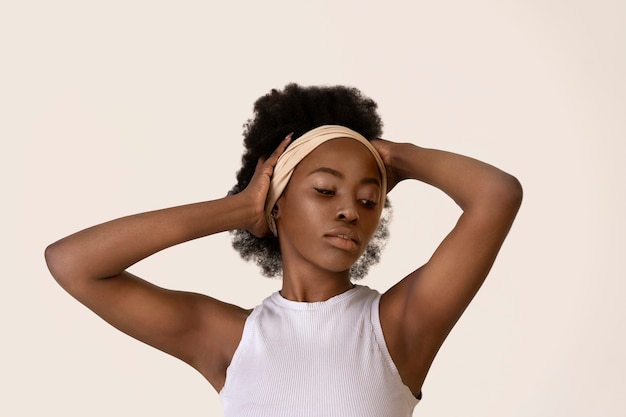 Photo gratuite vue de face femme aux cheveux afro posant