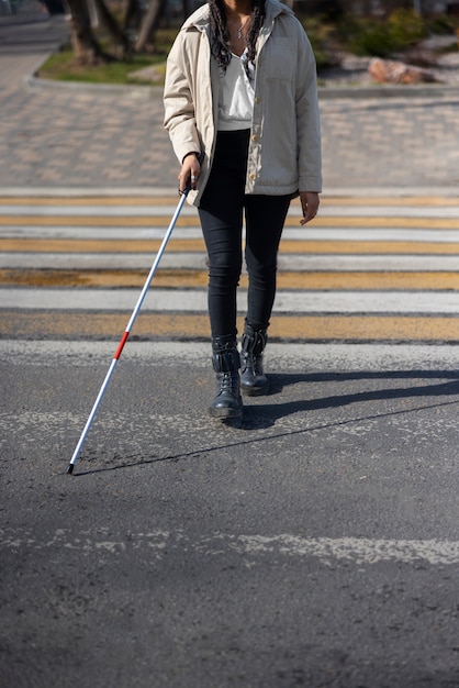 Photo gratuite vue de face femme aveugle sur le passage pour piétons