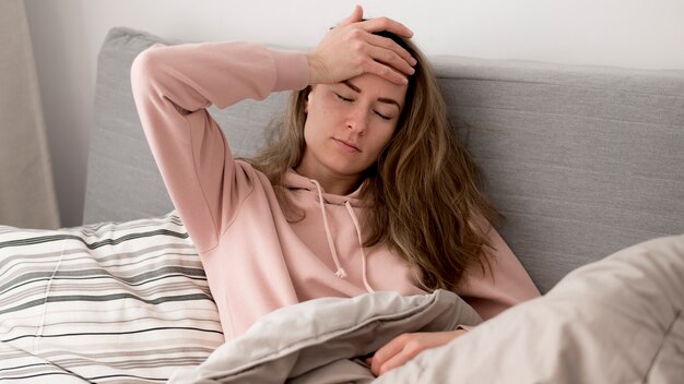 Vue de face femme ayant un mal de tête