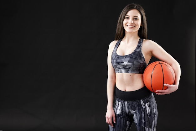 Photo gratuite vue de face de femme avec ballon de basket