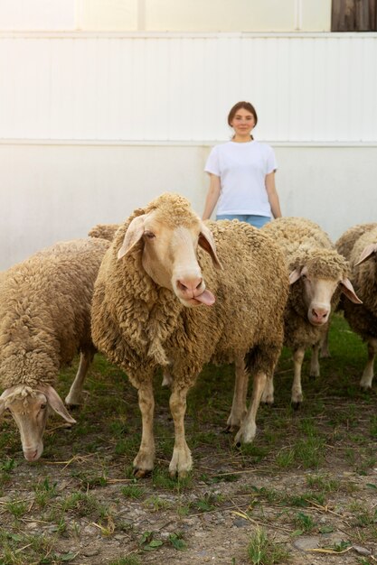 Vue de face femme berger avec mouton