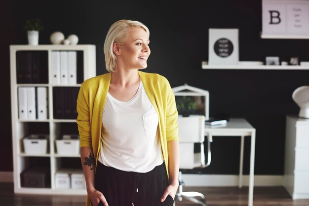 Vue de face d'une femme blonde au bureau