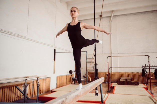 Poutre De Gymnastique Enfant. Athlète Gymnaste Fille Lors D'un Exercice  Barre Horizontale Dans Les Compétitions De Gymnastique.