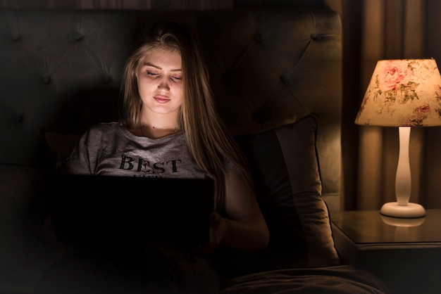 Vue de face d'une femme blonde travaillant la nuit