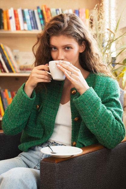 Photo gratuite vue de face femme avec boisson