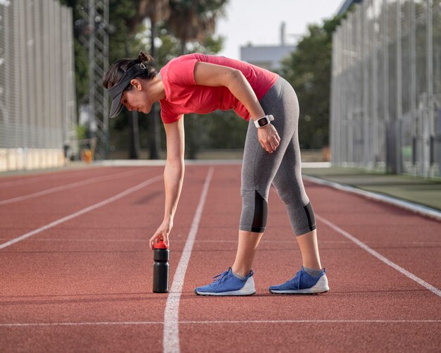 Vue de face, femme, sur, champ, exercice