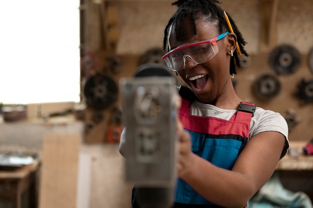 Photo gratuite vue de face femme charpentier avec des lunettes