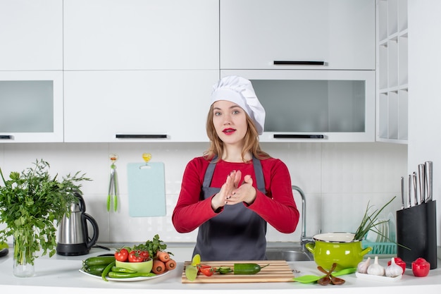 Vue De Face Femme Chef En Chapeau De Cuisinier Frappant Des Mains