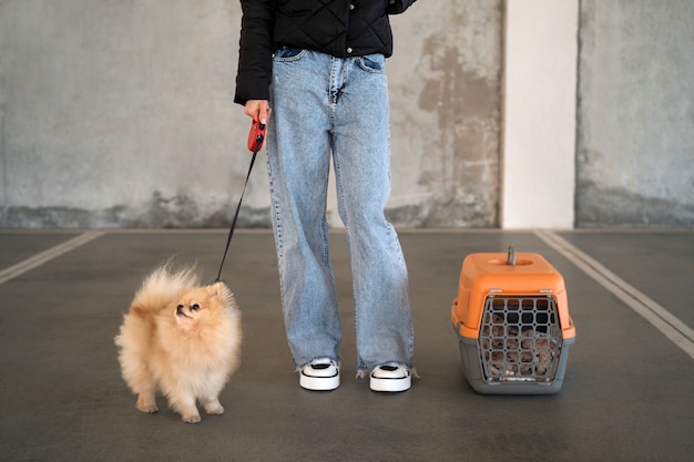 Vue de face femme avec chien mignon