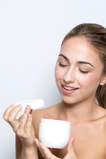 Photo gratuite vue de face de la femme avec le concept de produit de beauté