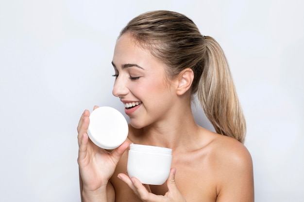 Photo gratuite vue de face de la femme avec le concept de produit de beauté