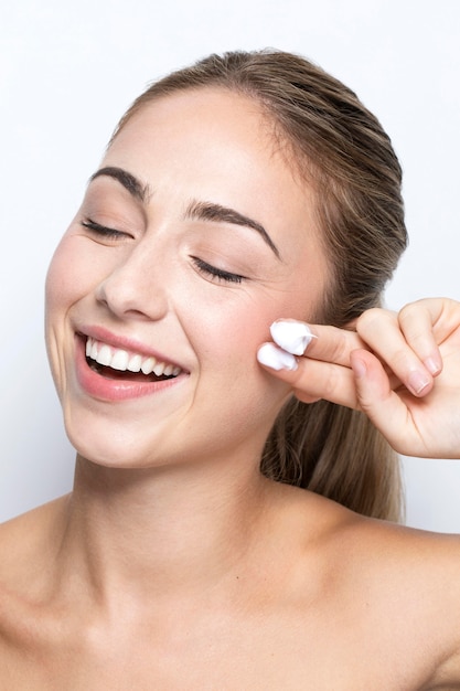 Vue de face de la femme avec le concept de produit de beauté