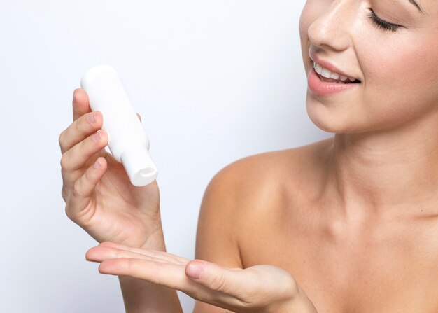 Vue de face de la femme avec le concept de produit de beauté