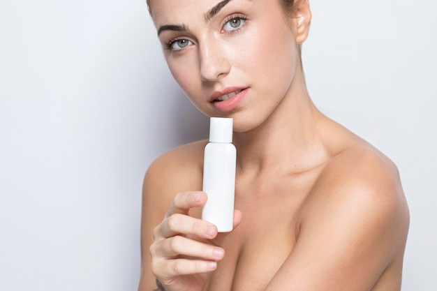 Photo gratuite vue de face de la femme avec le concept de produit de beauté