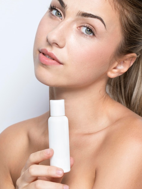 Vue de face de la femme avec le concept de produit de beauté