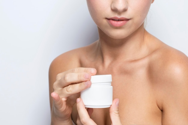 Photo gratuite vue de face de la femme avec le concept de produit de beauté