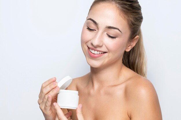 Vue de face de la femme avec le concept de produit de beauté