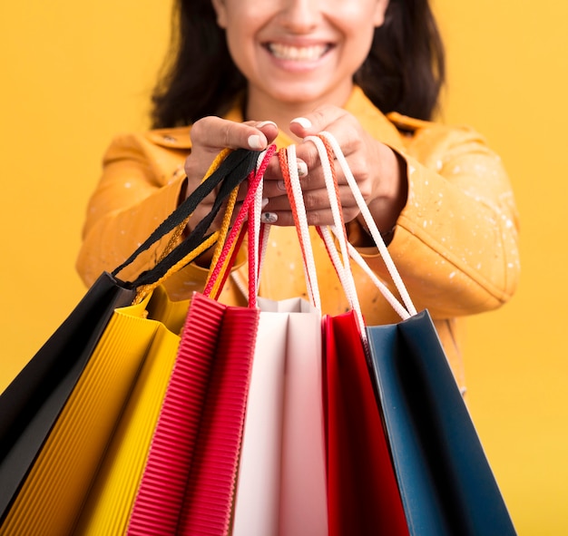 Photo gratuite vue de face de la femme avec le concept de sac à provisions