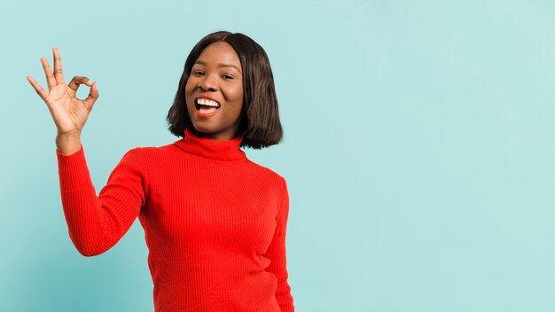 Vue de face femme confiante en studio