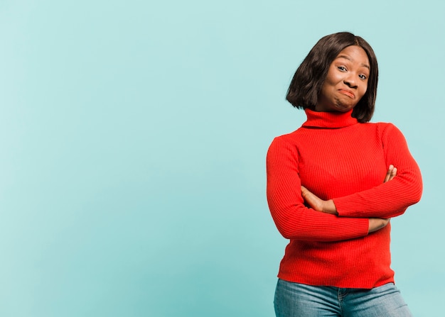 Vue de face femme confiante en studio