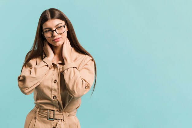 Vue de face femme confiante en studio