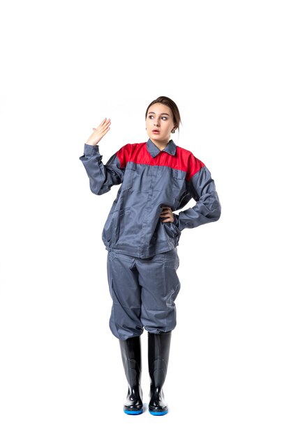 vue de face femme constructeur en uniforme sur mur blanc