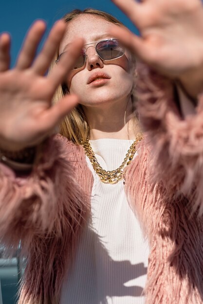 Vue de face femme cool posant à l'extérieur