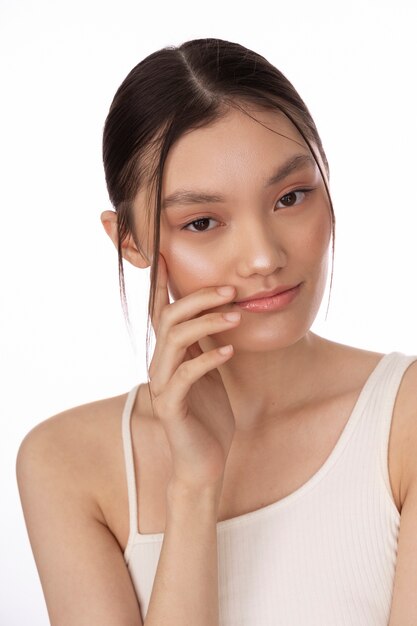 Vue de face femme coréenne qui pose en studio