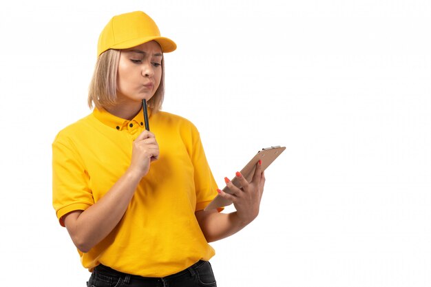Une vue de face femme courrier en chemise jaune casquette jaune tenant papier pensant sur blanc