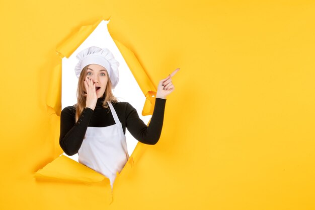 Vue de face femme cuisinier sur jaune cuisine nourriture soleil émotion cuisine travail couleur papier