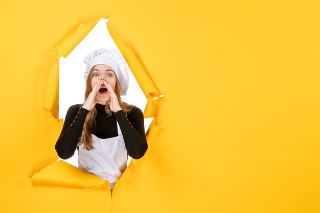 Vue de face femme cuisinier sur jaune nourriture soleil émotion couleur papier photo cuisine