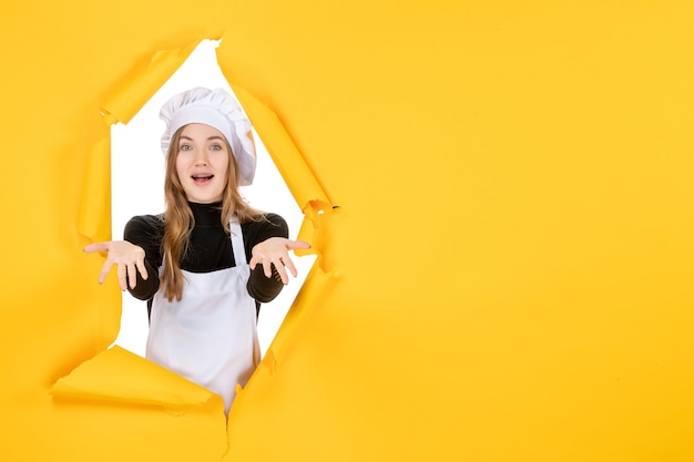 Vue de face femme cuisinier sur papier soleil couleur jaune émotion travail photo cuisine
