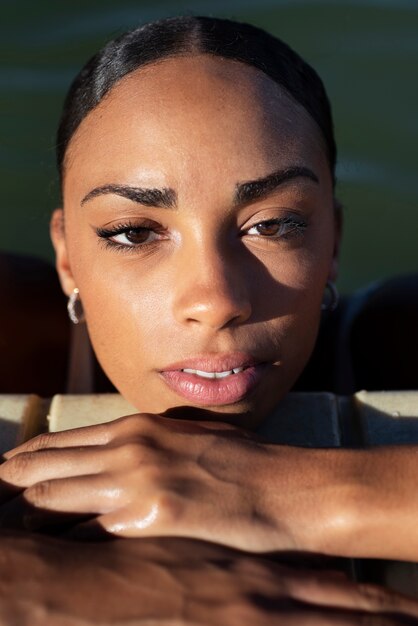 Vue de face femme dans le lac