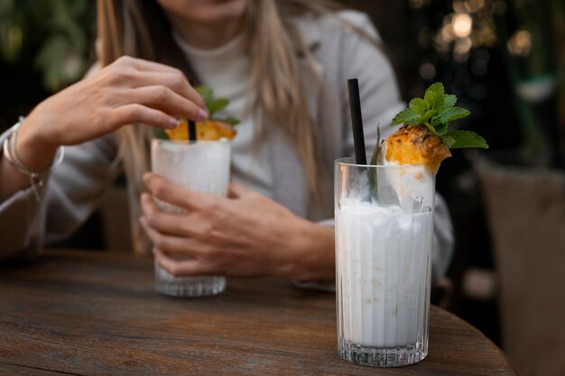 Vue de face femme avec une délicieuse pina colada