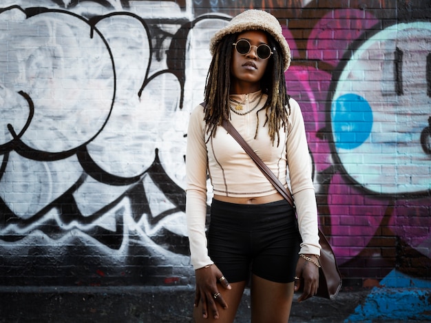 Vue de face femme avec des dreadlocks afro