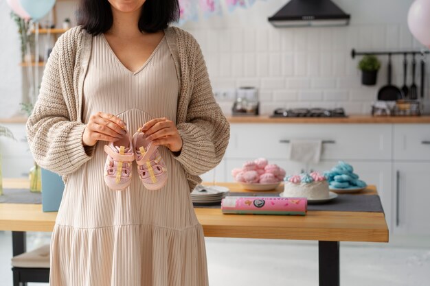 Vue de face femme enceinte à la maison