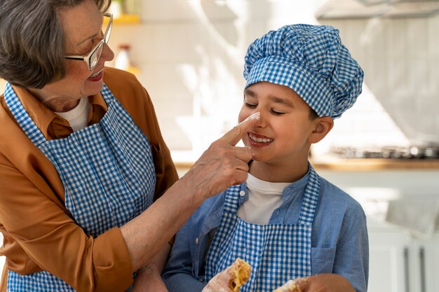 Vue de face femme et enfant cuisinant ensemble