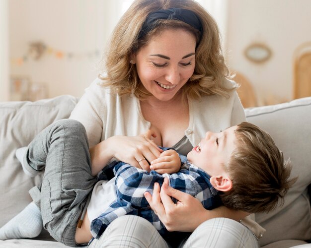 Vue de face femme et enfant