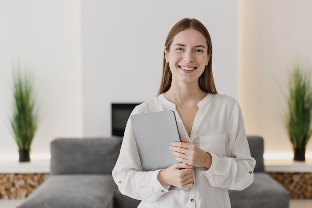 Vue de face femme enseignant à domicile