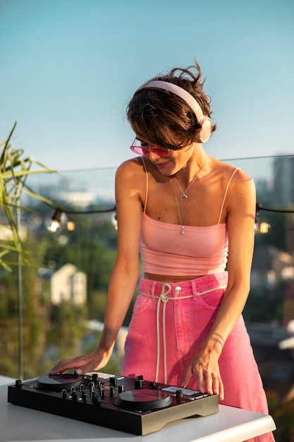 Vue de face femme étant dj à la fête