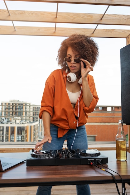 Photo gratuite vue de face femme étant dj