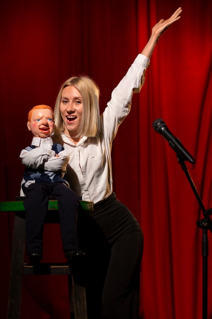 Vue de face femme étant ventriloque